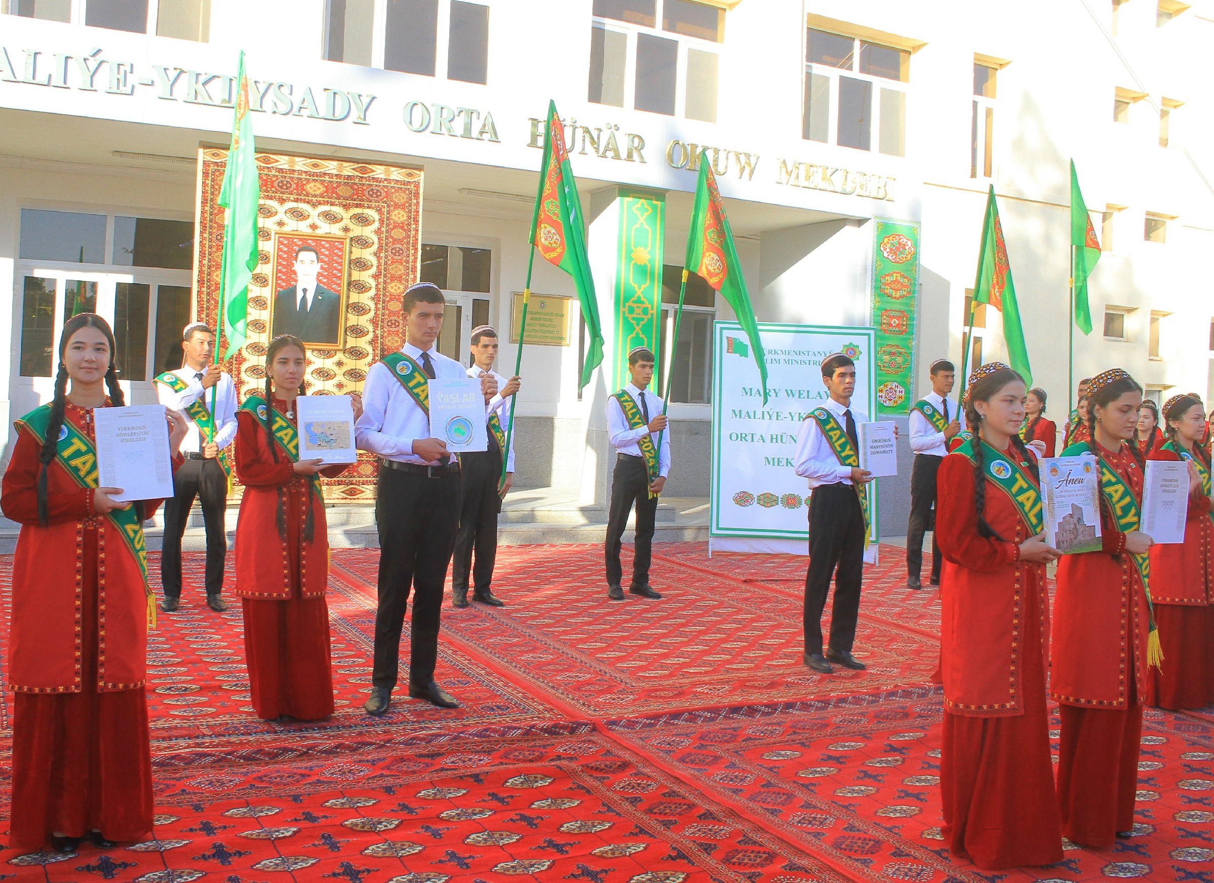 Bilimler we talyp ýaşlar güni giňden bellenildi.